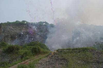 武穴集中销毁1800余件非法烟花爆竹