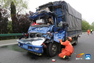 惊险！沪渝高速两车追尾司机受伤被困，黄梅消防快速救人