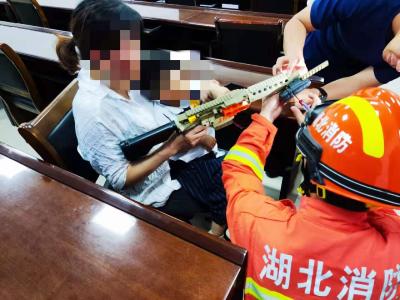 三岁男孩手指被玩具枪“咬住”  消防拆“枪”救援
