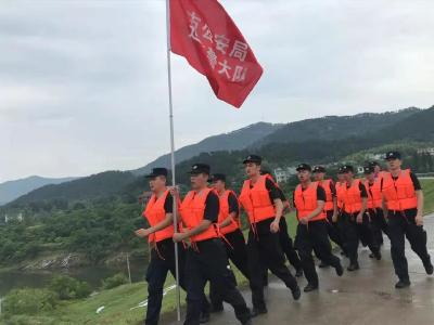 以练备战，麻城公安巡特警开展防汛救灾综合应急演练……