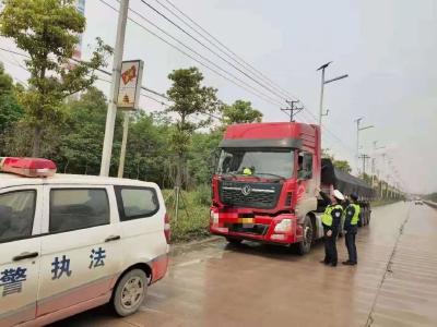 武穴一货车司机妨害治超执法检查被刑事立案