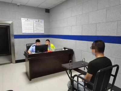 一年三次被查，大胆男子驾照被扣仍驾货车上路