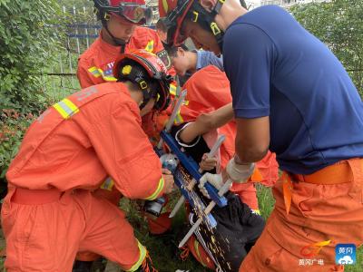 一男生翻越护栏刺伤右臂 红安消防紧急救人