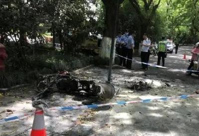 揪心！电动车骑行中自燃，父女瞬间被火焰吞噬→