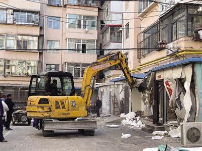 黄梅拆除路物资局小区违建18间 打通小区消防生命通道