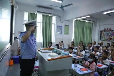 这位“红绿灯”叔叔，最近退休了……