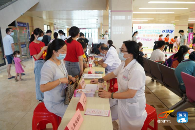 黄冈市妇幼保健院举行“送健康送义诊”活动