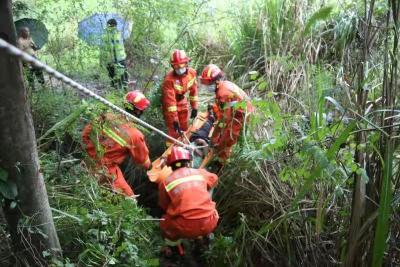 罗田:大货车连人翻滚到八米深坡底 多部门冒雨紧急救人 