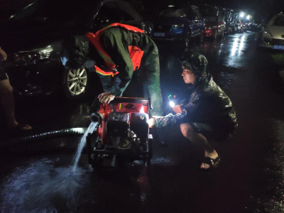 暴雨致黄州5居民被困  消防员冒雨救援