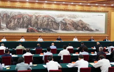 人民日报评论员：坚定不移走中国特色解决民族问题的正确道路