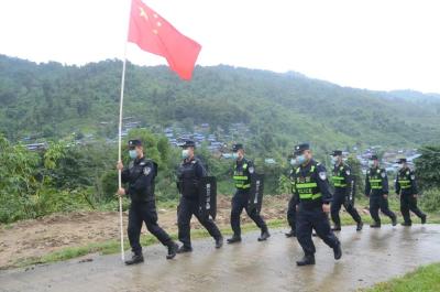 “你脖子上流血了，有个大蚂蟥在吸血”