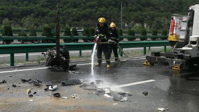 湖北罗田：高速上小车撞护栏油箱泄漏 多部门紧急排险