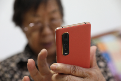 每天刷手机超过9小时，网瘾老人背后不全是孤独 