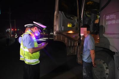 浠水警方重拳出击 严查货车交通违法