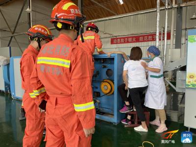 揪心:女子右手被卷入机器中，红安多部门联合紧急救人