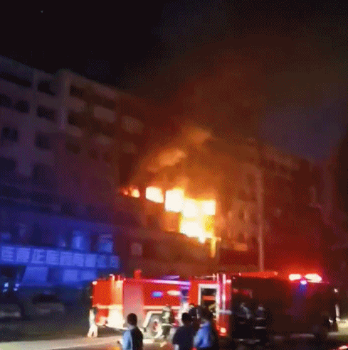 住户家中液化气罐泄漏引发爆燃 致8死5伤