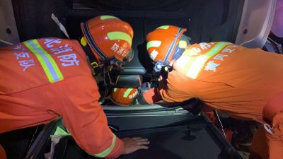 湖北黄冈：小车“四轮朝天”一人受伤被困 多部门紧急救人