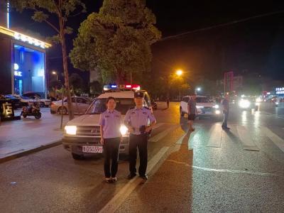 鄂D5039警车连闯两个红灯！路人傻眼……