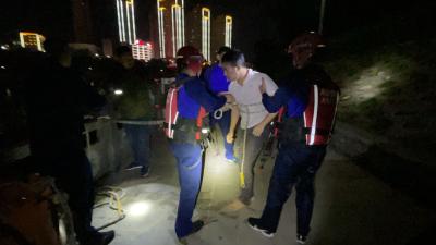 惊险：男子寒夜贪玩落水 黄冈消防紧急救人