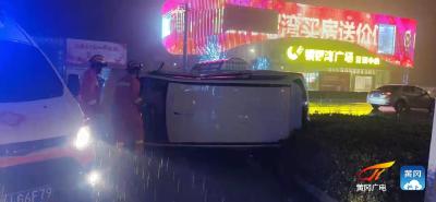 武穴:雨夜路滑两车相撞一人被困  消防员冒雨巧救人