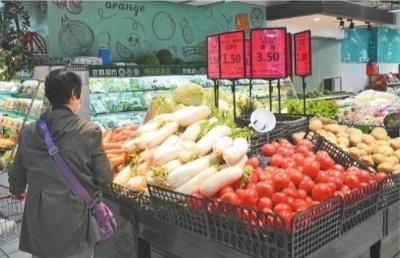 武汉商超定期推出特惠蔬菜方案 菜价稳定 市民菜篮子也更丰盛