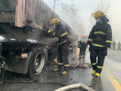 湖北浠水：货车行驶轮胎似“风火轮” 消防紧急救援