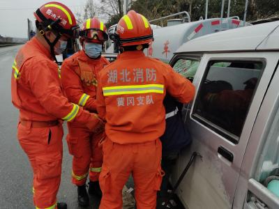 湖北蕲春: 两车追尾一人被困, 消防员五分钟成功营救