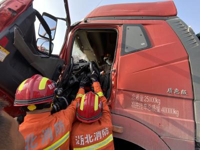 湖北麻城：三车追尾一人受伤被困，消防破拆救人