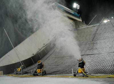 走近冬奥｜雪炮雪枪齐鸣！首钢滑雪大跳台启动造雪