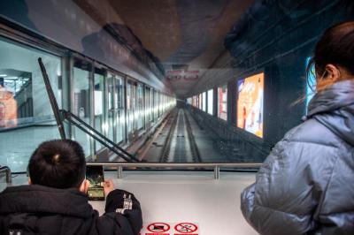 武汉三条地铁同日开通 穿江跨湖的轨道“地下王国”如何打造？