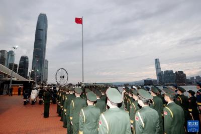 解放军驻香港部队首次在中区军用码头举行升国旗仪式 