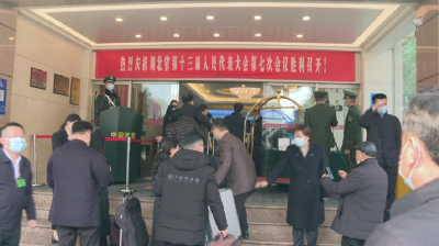 出席湖北省两会的黄冈代表委员抵汉报到