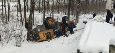 惊险！铲雪车翻滚八米山坡下司机倒困 消防紧急救人