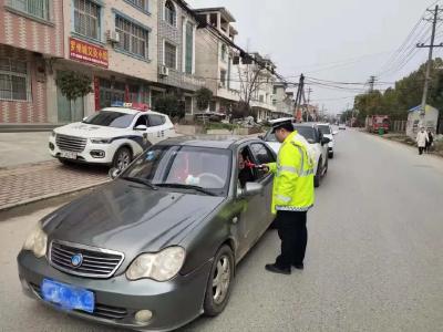 黄冈交警重拳出击严查酒醉驾交通违法行为