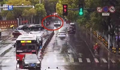 武汉“空中交警” 实现全域覆盖 平均5分钟飞抵交通事故现场