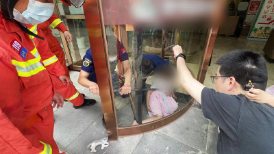 玻璃门“咬”住五岁女孩右脚，消防两分钟成功救援
