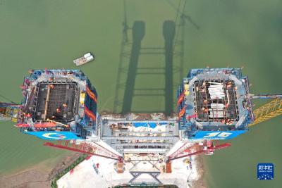 广西最长跨海大桥174米高主塔封顶