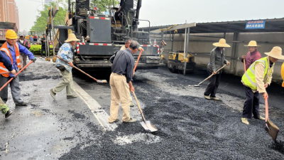 六福花园小区道路刷黑便民出行