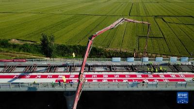 防控建设“双统筹” 济郑高铁无砟轨道施工开始