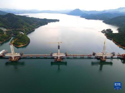 池黄铁路太平湖特大桥三个主塔全部封顶