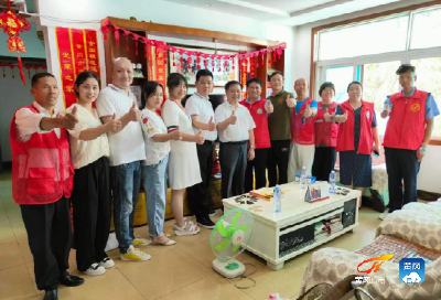 两家爱心企业来黄慰问老兵