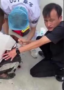 工人动脉割伤喷射出血，救护车还没到！幸亏他出手了……