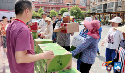 黄州六福湾社区：炎炎夏日送清凉，高温慰问添能量