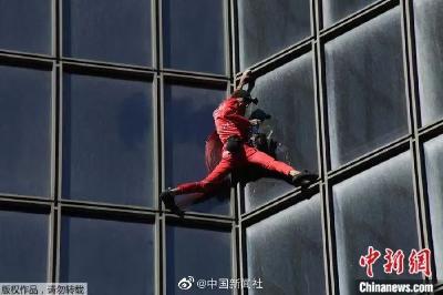 法国“蜘蛛人”徒手爬摩天大楼，庆祝60岁生日，登顶后被捕