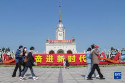 “奋进新时代”主题成就展：室外展区成为热门打卡点