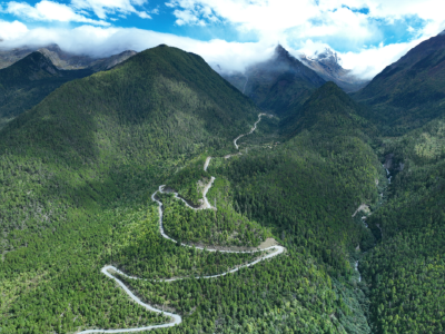 大山深处通了柏油路