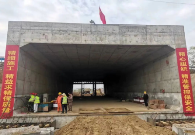 黄冈S207一级公路下穿大广高速顶推桥顺利贯通