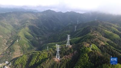在大山里架起电力“天路”