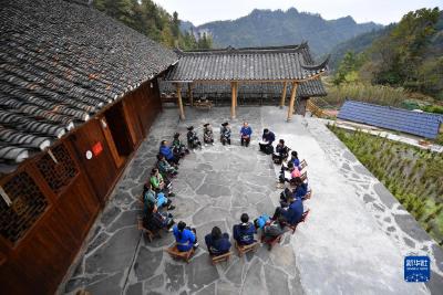 “不管多偏远的地方，都不会被落下”——十八洞村里宣讲二十大精神的“院坝会”