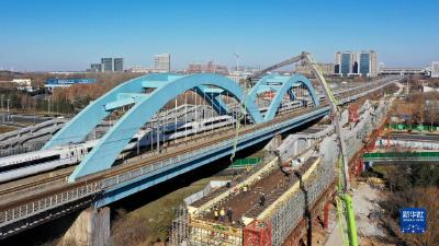 济郑高铁跨济南经十西路槽型梁顺利合龙
